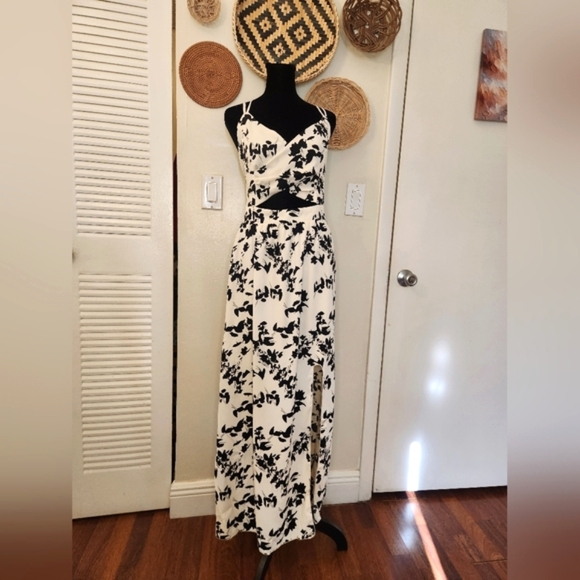 LAST ONE! Black And White Sleeveless Maxi Dress With Cutout - Picture 6 of 11